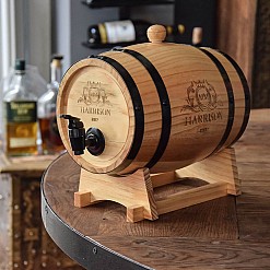 Kleines Holzfass zum servieren von Wein oder Whisky