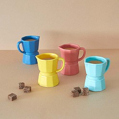 Kaffeetassen-Set in Kaffeemaschinenform