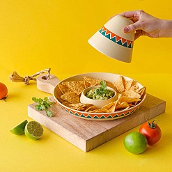 Nacho-Teller in Form eines mexikanischen Sombreros