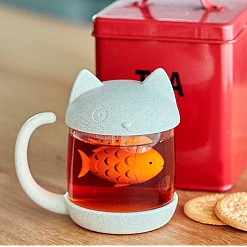 Teetasse in Form eines Kätzchens mit Fisch-Ei