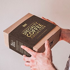 Geschenkpackung mit sieben Kaffeespezialitäten in Bohnen