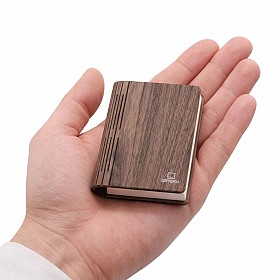 Mini-Buchlampe, die sich beim Öffnen einschaltet.