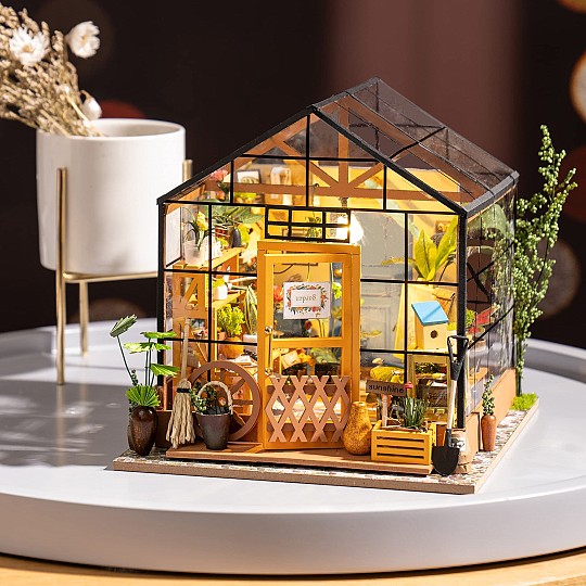 Ein Miniaturgewächshaus zum Selbstzusammenbauen