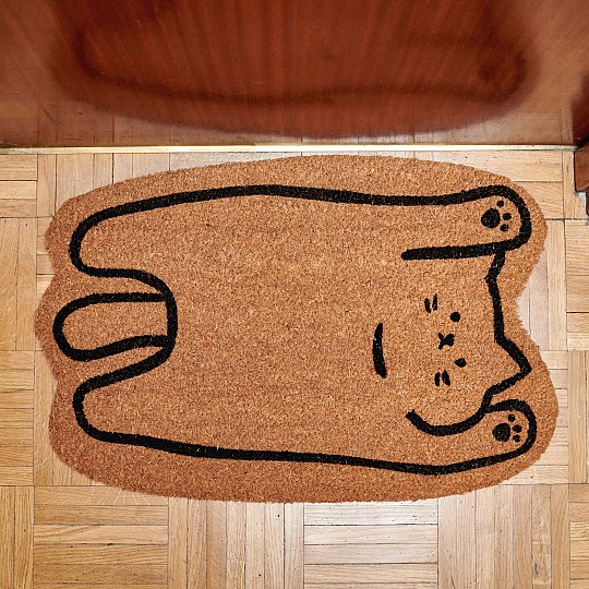 Eine sehr originelle Fußmatte in Form einer auf dem Rücken liegenden Katze.
