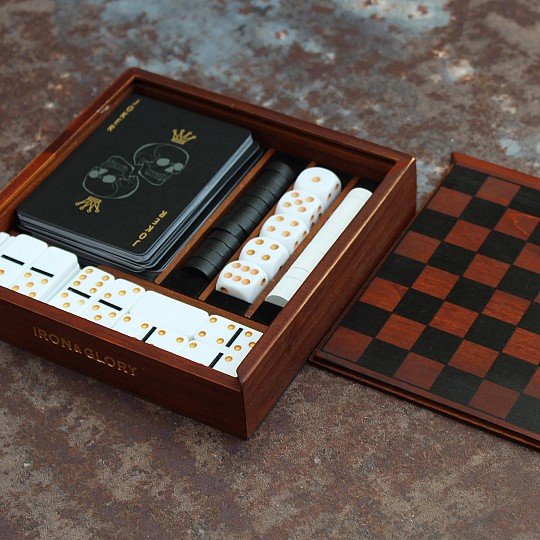 Vier klassische Brettspiele in einer eleganten Holzbox
