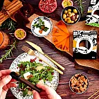 Hergestellt aus schwarzen Trüffeln, die bei der Herstellung zerbrochen werden.