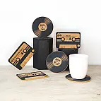 Originelle Untersetzer in Form von Vinyls und Kassetten