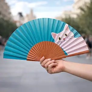 Origineller Fächer mit piepsendem Kätzchen