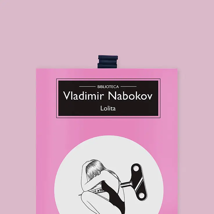 Bücher heben sich ab und markieren den Punkt des Lesens