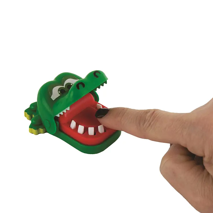 presst vorsichtig die Zähne