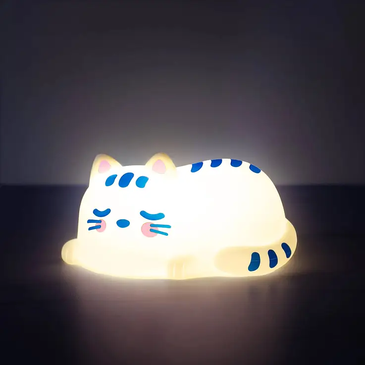 Kleine Lampe in Form eines Kätzchens, das ein Nickerchen macht