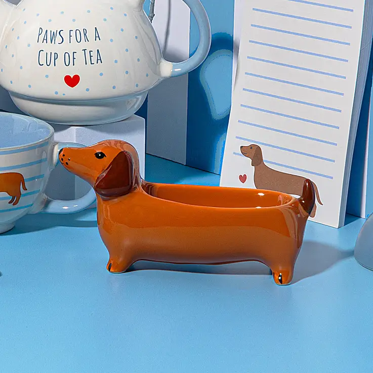 Hergestellt aus Porzellan und handbemalt