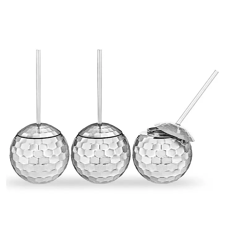 Mit Deckel und Strohhalm