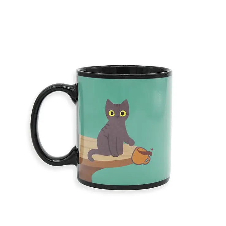 Mit der heißen Tasse kommt ein freches Kätzchen