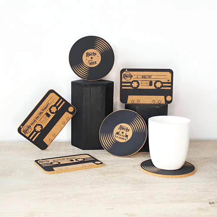Originelle Untersetzer in Form von Vinyls und Kassetten