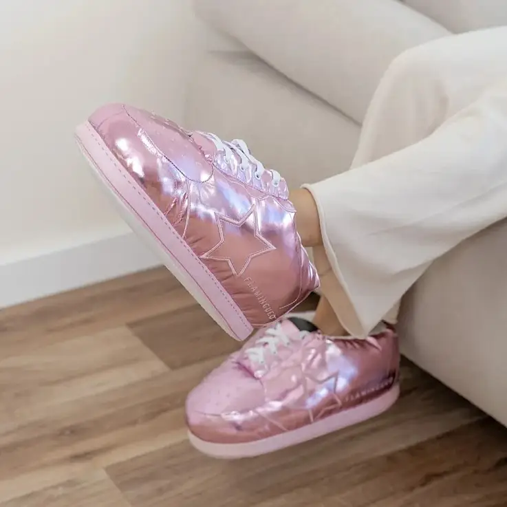 Riesige Hausschuhe in Metallic-Rosa